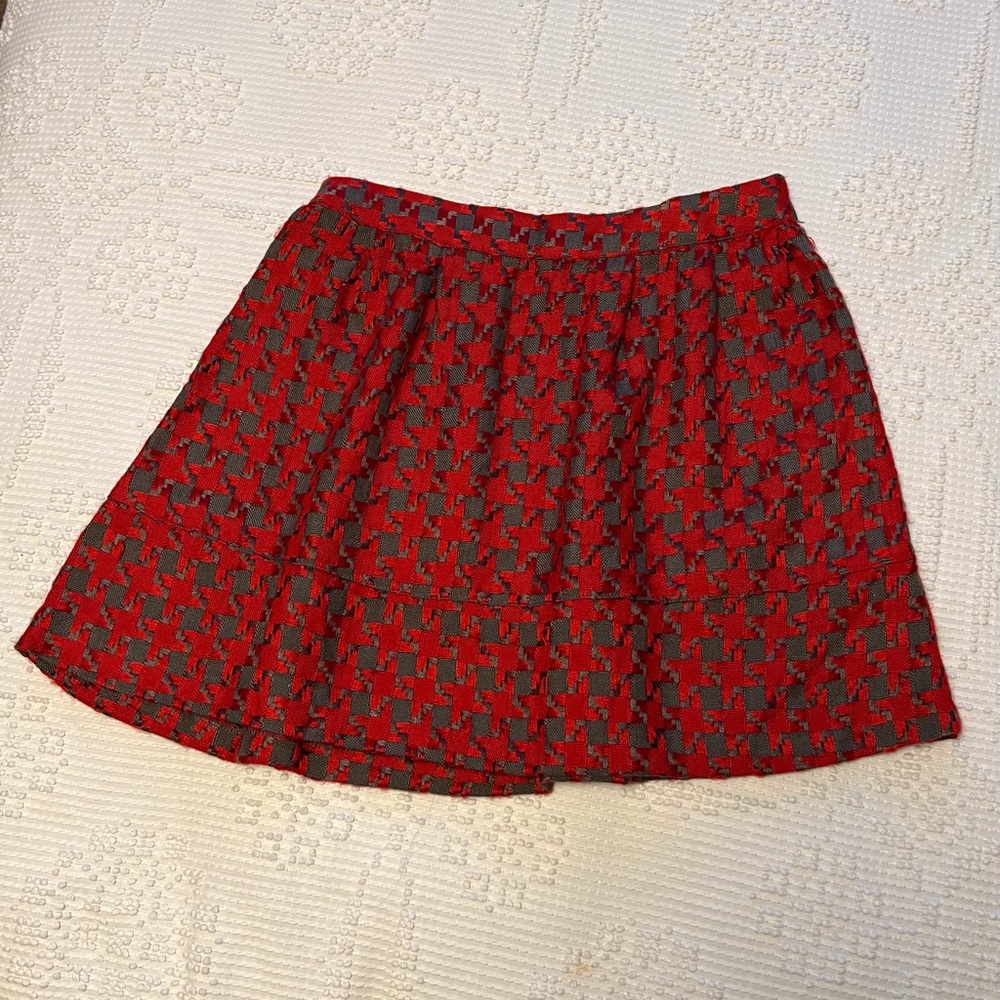 Red and gray short woven houndstooth skirt
